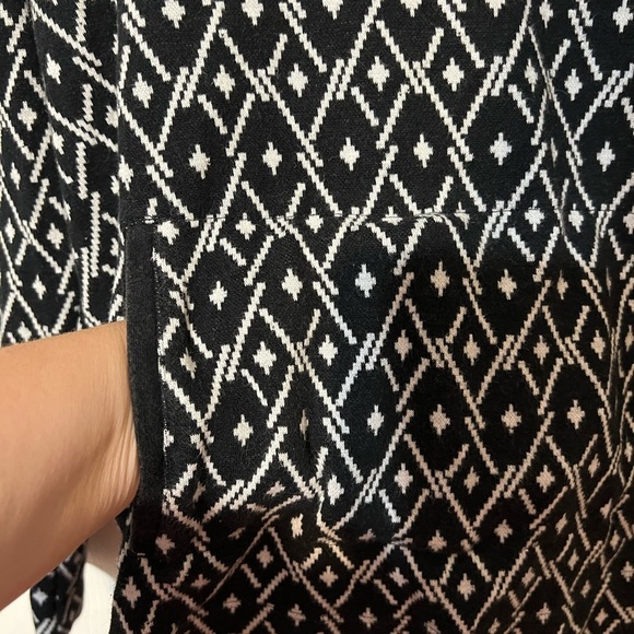 J. Jill long Sleeve Black and White Sweater Top Kangaroo Pocket Size Small - Picture 3 of 5